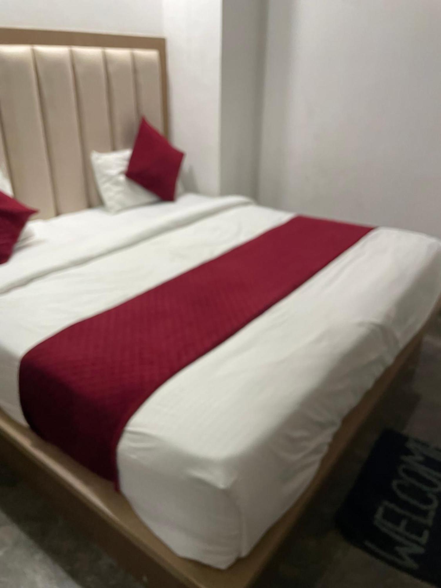 Hotel Golden Door Mathura Kültér fotó