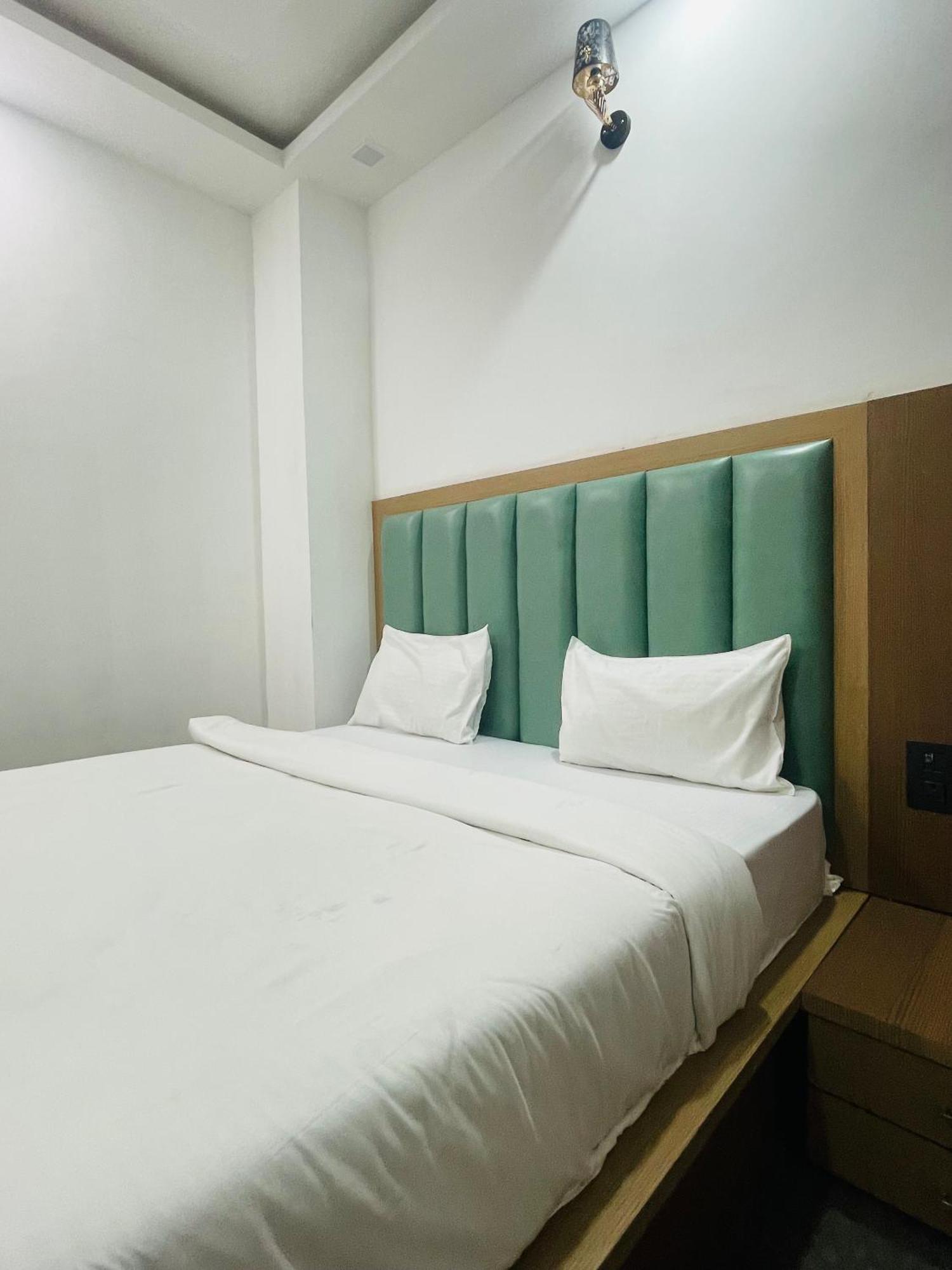 Hotel Golden Door Mathura Kültér fotó